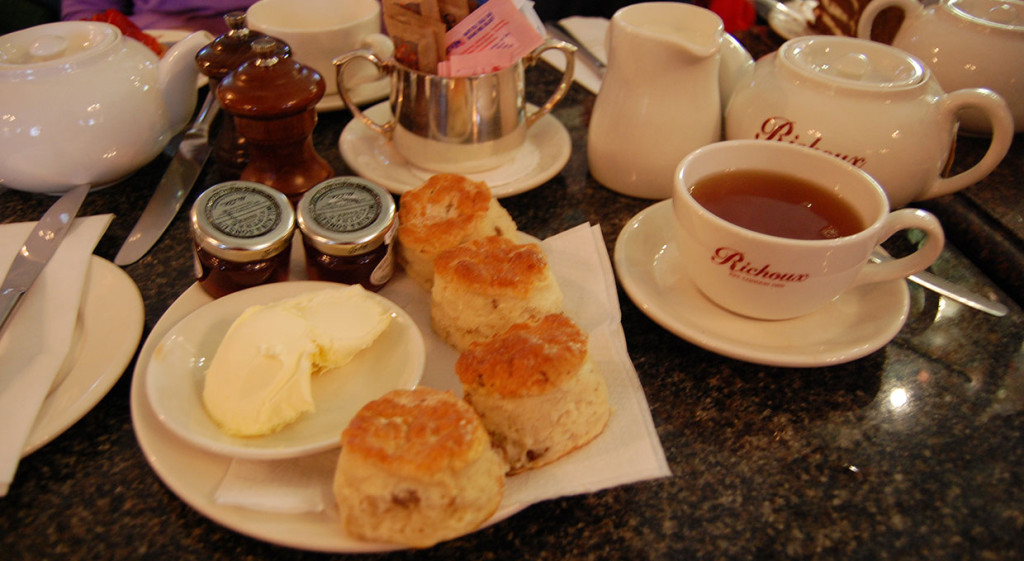 scones-with-tea