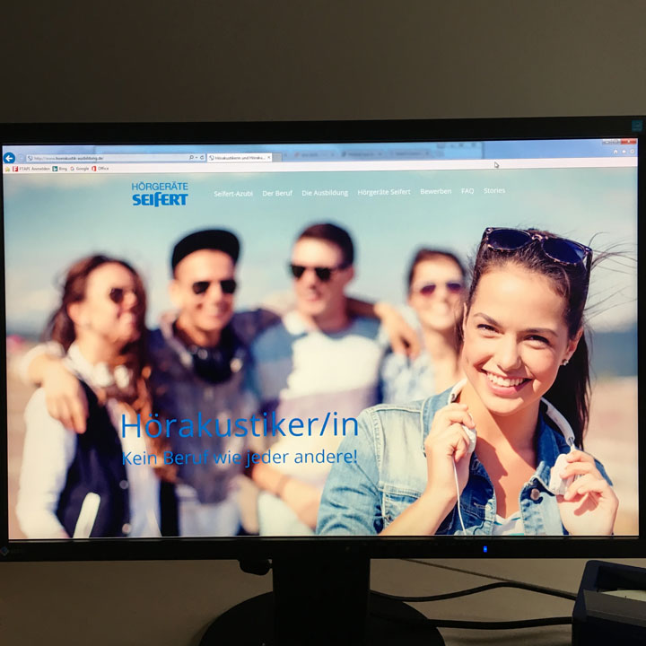 Bildschirm mit Website Ausbildung zum Hörakustiker bei Hörgeräte Seifert