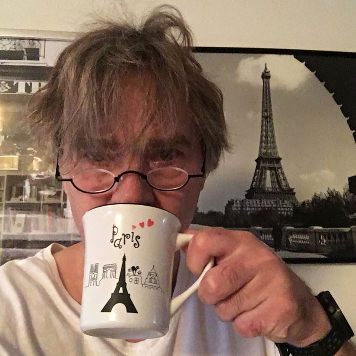 Jens mit strubbeligem Haupthaar und Paris-Kaffeepott.