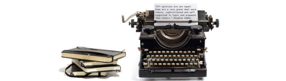 Alte Schreibmaschine und Moleskine-Notizbücher