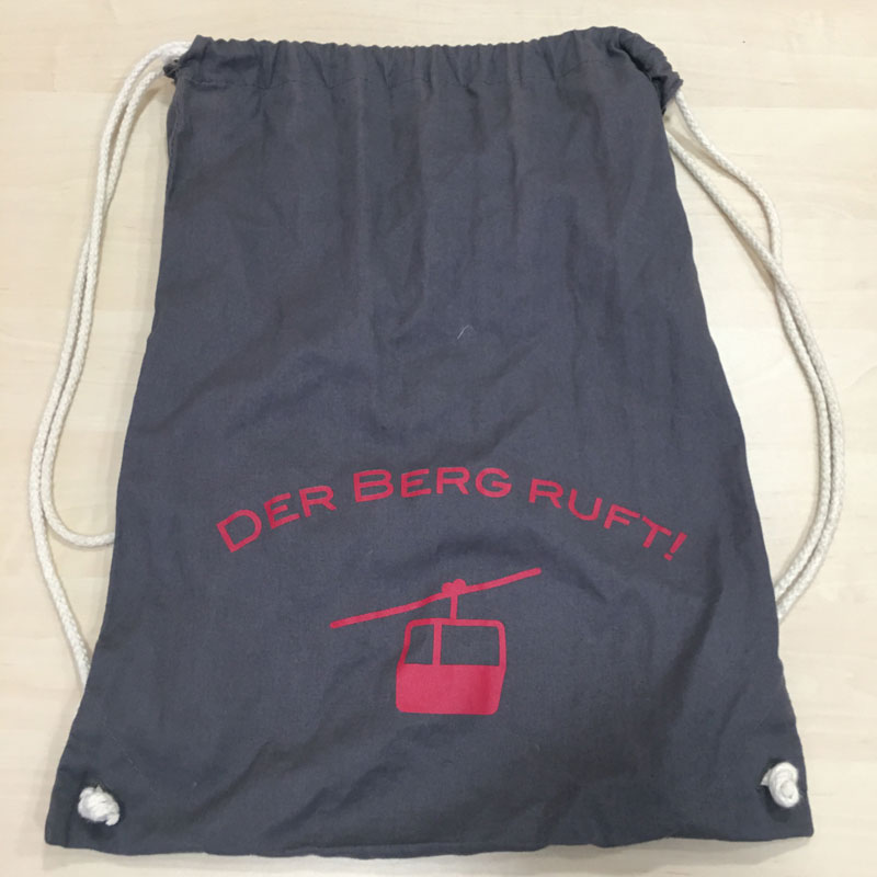 Turnbeutelrucksack mit Aufdruck "Der Berg ruft"