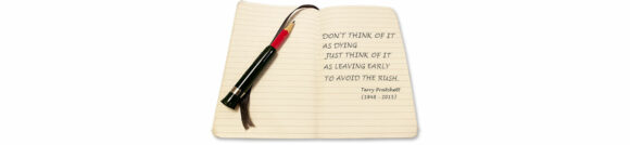 Offenes Moleskien-Notizbuch mit Zitat Terry Pratchet - Don't think of it as dying, just think of it as leaving early to avoid the rush.