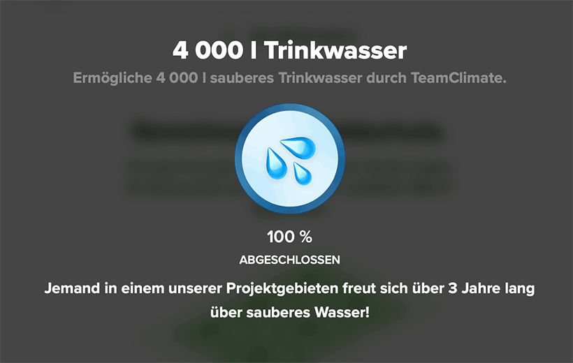 Eine Grafik mit der Aussage: 4 000 l Trinkwasser - Ermögliche 4 000 l sauberes Trinkwasser durch TeamClimate. Jemand in einem unserer Projektgebieten freut sich über 3 Jahre lang über sauberes Wasser!