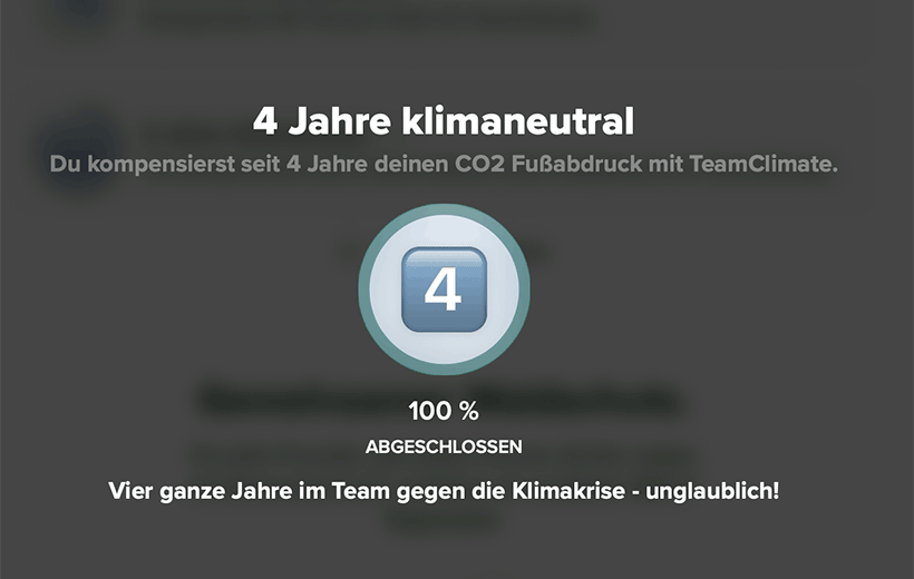 Eine Grafik mit der Aussage: 4 Jahre klimaneutral. Du kompensierst seit 4 Jahre deinen CO2 Fußabdruck mit TeamClimate. Vier ganze Jahre im Team gegen die Klimakrise - unglaublich!