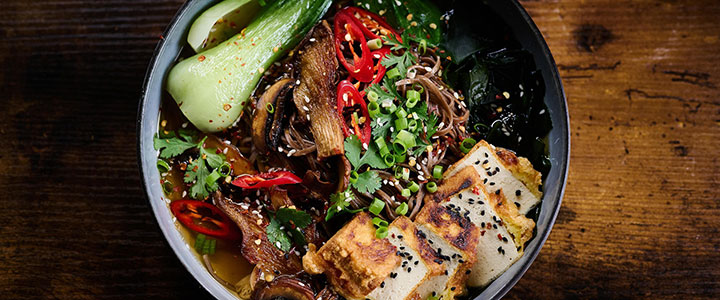 Eine Bowl mit einem veganen Tofu-Gericht